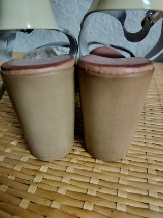 Sandalias de plataforma blancas y marrones