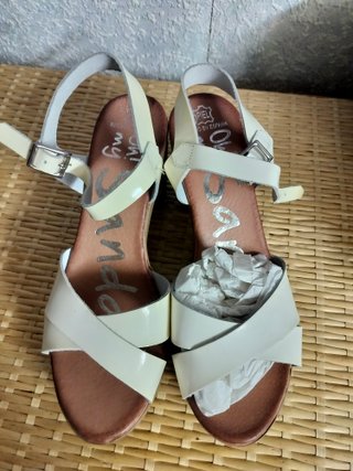 Sandalias de plataforma blancas y marrones