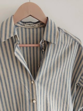 Camisa con hilo dorado