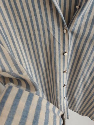 Camisa con hilo dorado