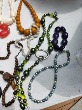 Lote bisutería varios collares y pulseras