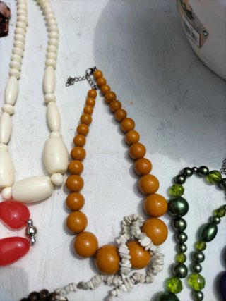 Lote bisutería varios collares y pulseras