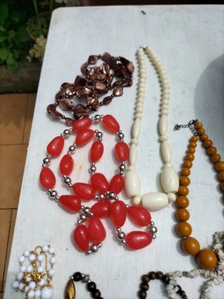 Lote bisutería varios collares y pulseras