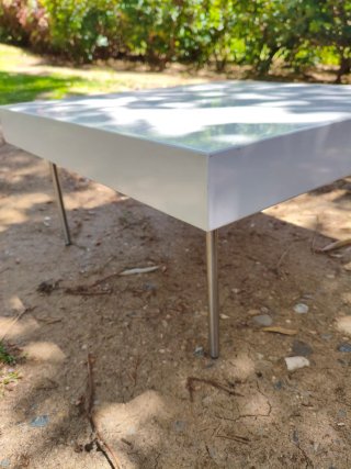 Mesa auxiliar blanca minimalista