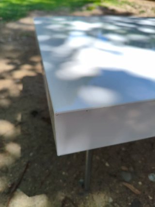 Mesa auxiliar blanca minimalista
