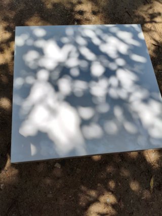 Mesa auxiliar blanca minimalista