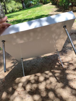 Mesa auxiliar blanca minimalista