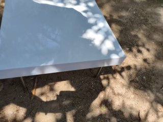 Mesa auxiliar blanca minimalista