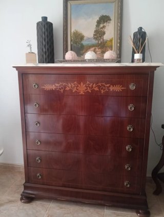 Cómoda de madera con tapa de mármol