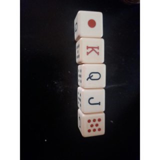 Cubilete y dados de póker