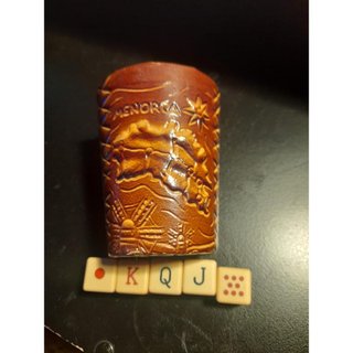 Cubilete y dados de póker