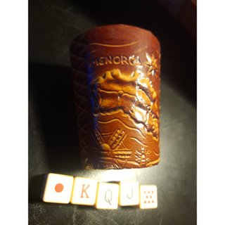 Cubilete y dados de póker