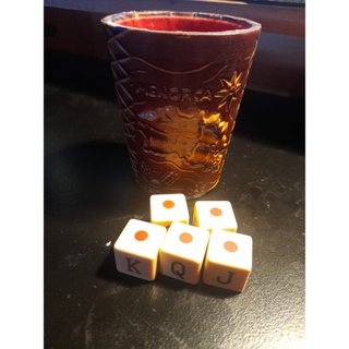 Cubilete y dados de póker