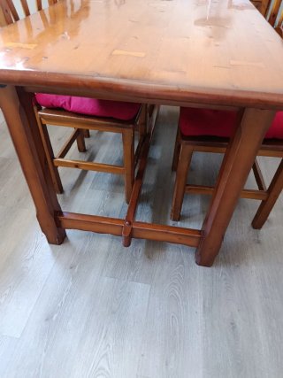 Mesa de salón de madera con sillas