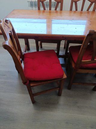 Mesa de salón de madera con sillas
