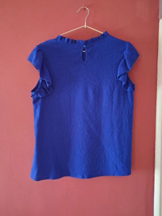 Blusa azul con volantes