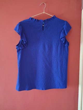 Blusa azul con volantes