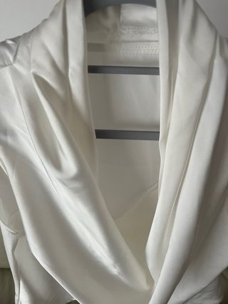 Top satén cuello drapeado blanco