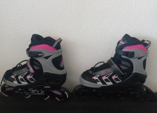 Patines en línea negros y rosas