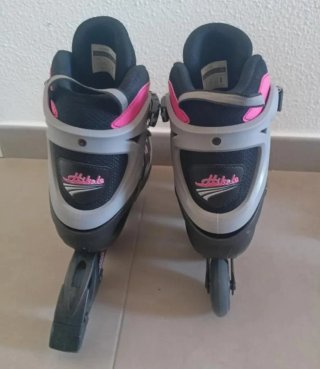 Patines en línea negros y rosas