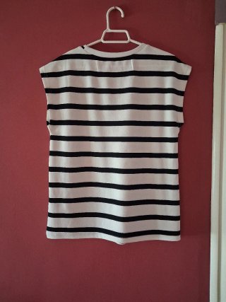Blusa a rayas blanca y negra