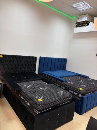 Cama tapizadas sillas mesas cabeceros