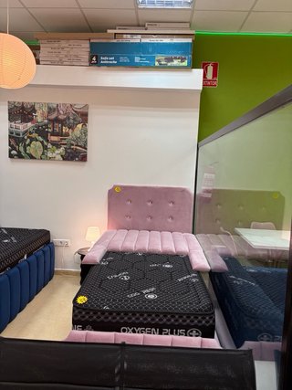 Cama tapizadas sillas mesas cabeceros