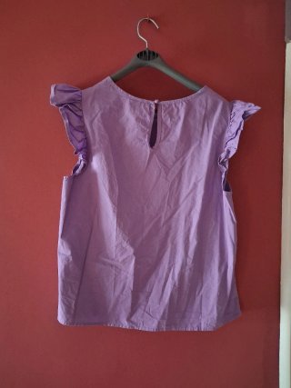 Blusa violeta con volantes