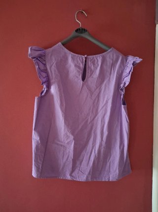 Blusa violeta con volantes
