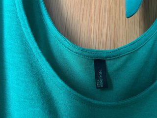 Camiseta verde con tiras para atar
