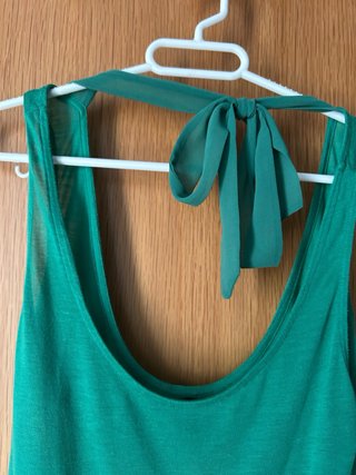 Camiseta verde con tiras para atar
