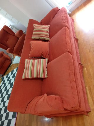 Sofá de 3 plazas naranja.