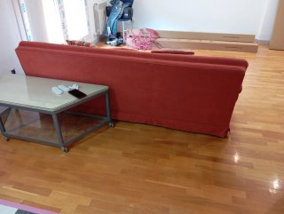Sofá de 3 plazas naranja.