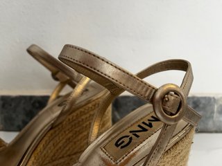 Sandalias esparto doradas Mango