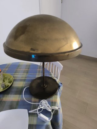 Lámpara de mesa dorada de laton marca pamono