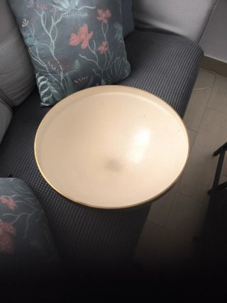 Lámpara de mesa dorada de laton marca pamono