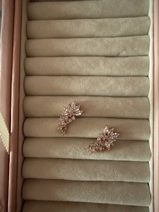 Pendientes dorados con piedras rosas