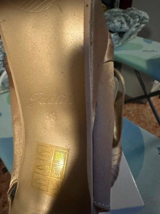 Zapatos de tacón dorados