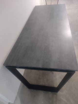 Mesa de oficina moderna gris y negra