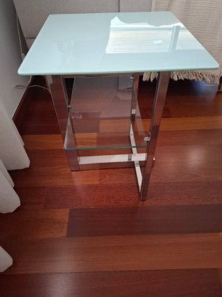 Mesa auxiliar de cristal irrompible.