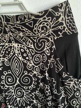 Falda negra con estampado y bordado