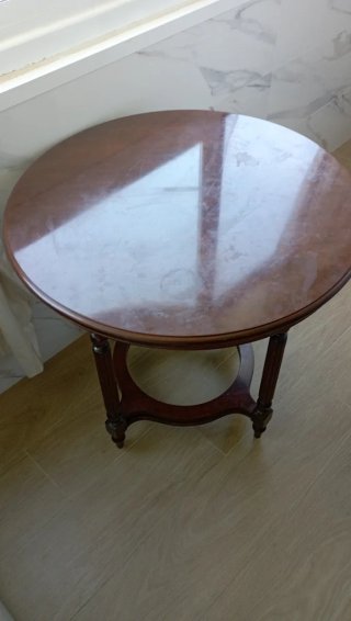 Mesa redonda de madera oscura