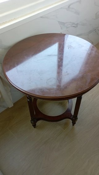 Mesa redonda de madera oscura