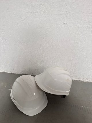 Cascos de obra blancos con acolchado