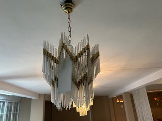 Lámpara de techo dorada y cristal