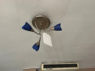 Lámpara de techo dorada y cristal