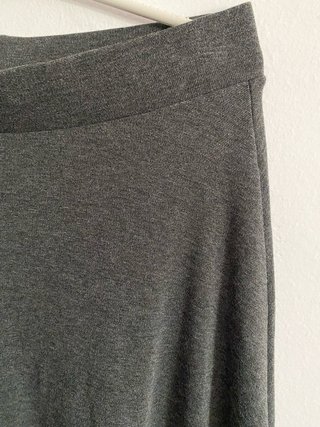 Falda gris midi