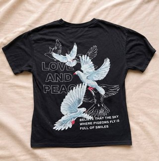 Camiseta Love and Peace Tatuaje Palomas