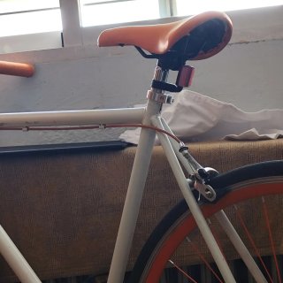 Bicicleta Fixie Blanca con Ruedas Naranja