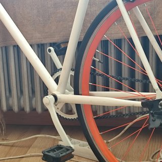 Bicicleta Fixie Blanca con Ruedas Naranja